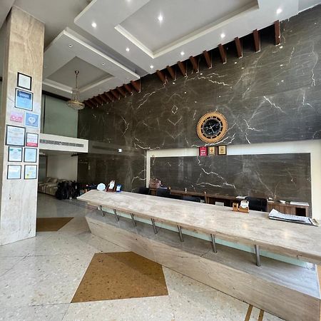 Hotel The Evergrand Palace Rajkot Bagian luar foto