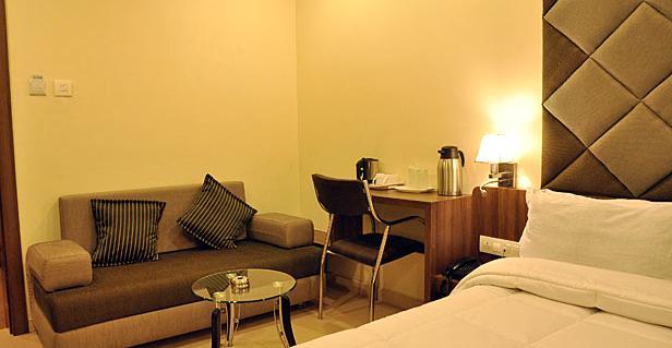 Hotel The Evergrand Palace Rajkot Bagian luar foto
