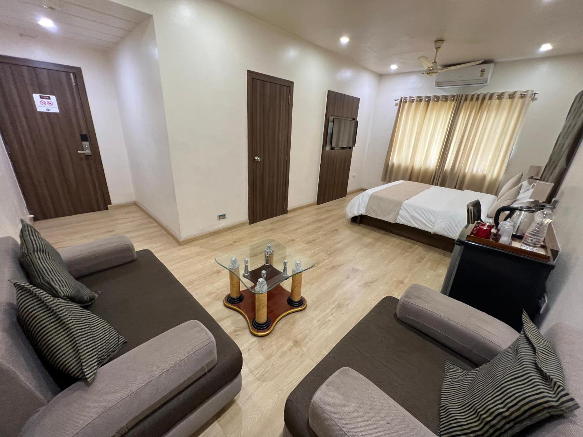 Hotel The Evergrand Palace Rajkot Bagian luar foto