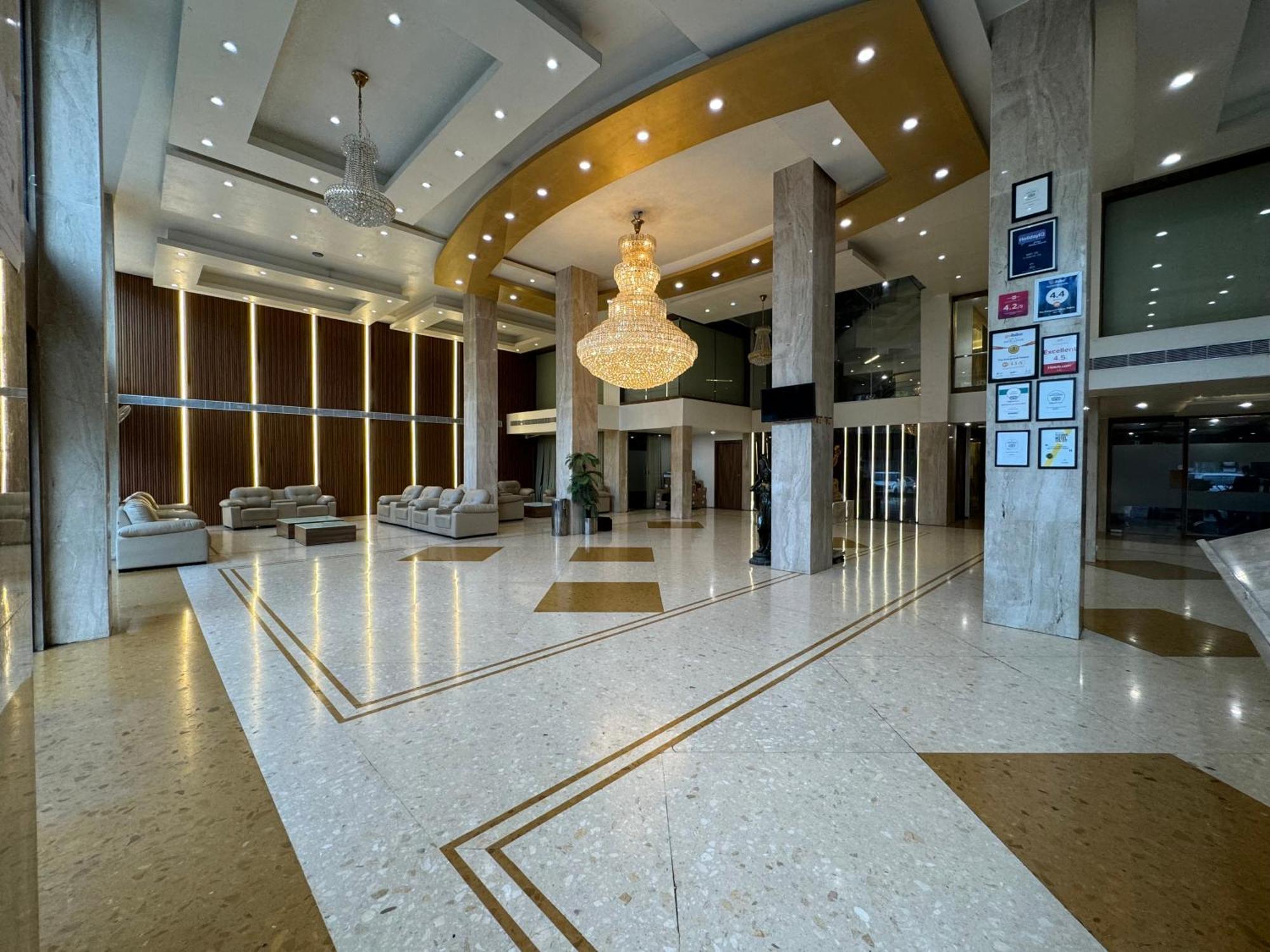 Hotel The Evergrand Palace Rajkot Bagian luar foto