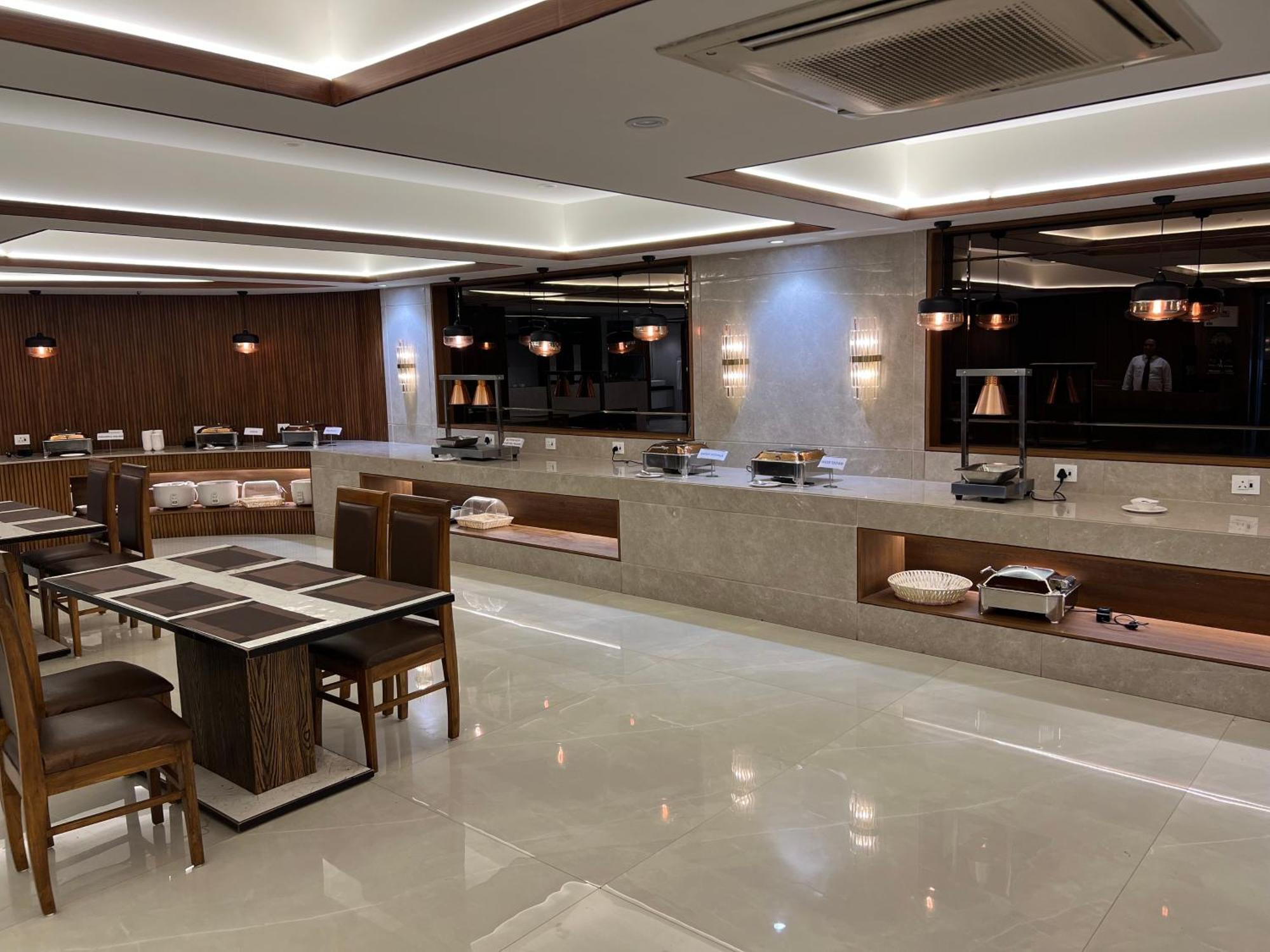 Hotel The Evergrand Palace Rajkot Bagian luar foto