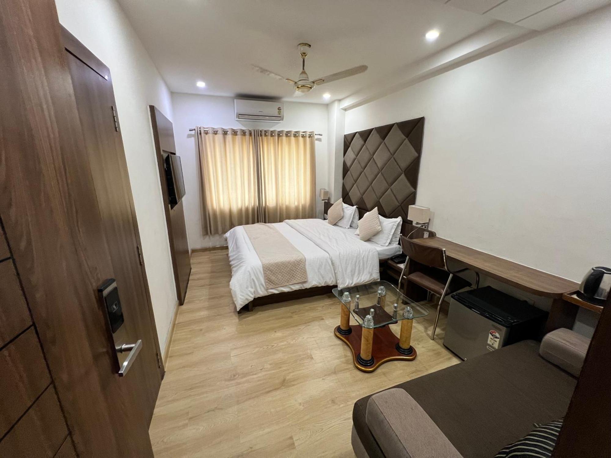 Hotel The Evergrand Palace Rajkot Bagian luar foto