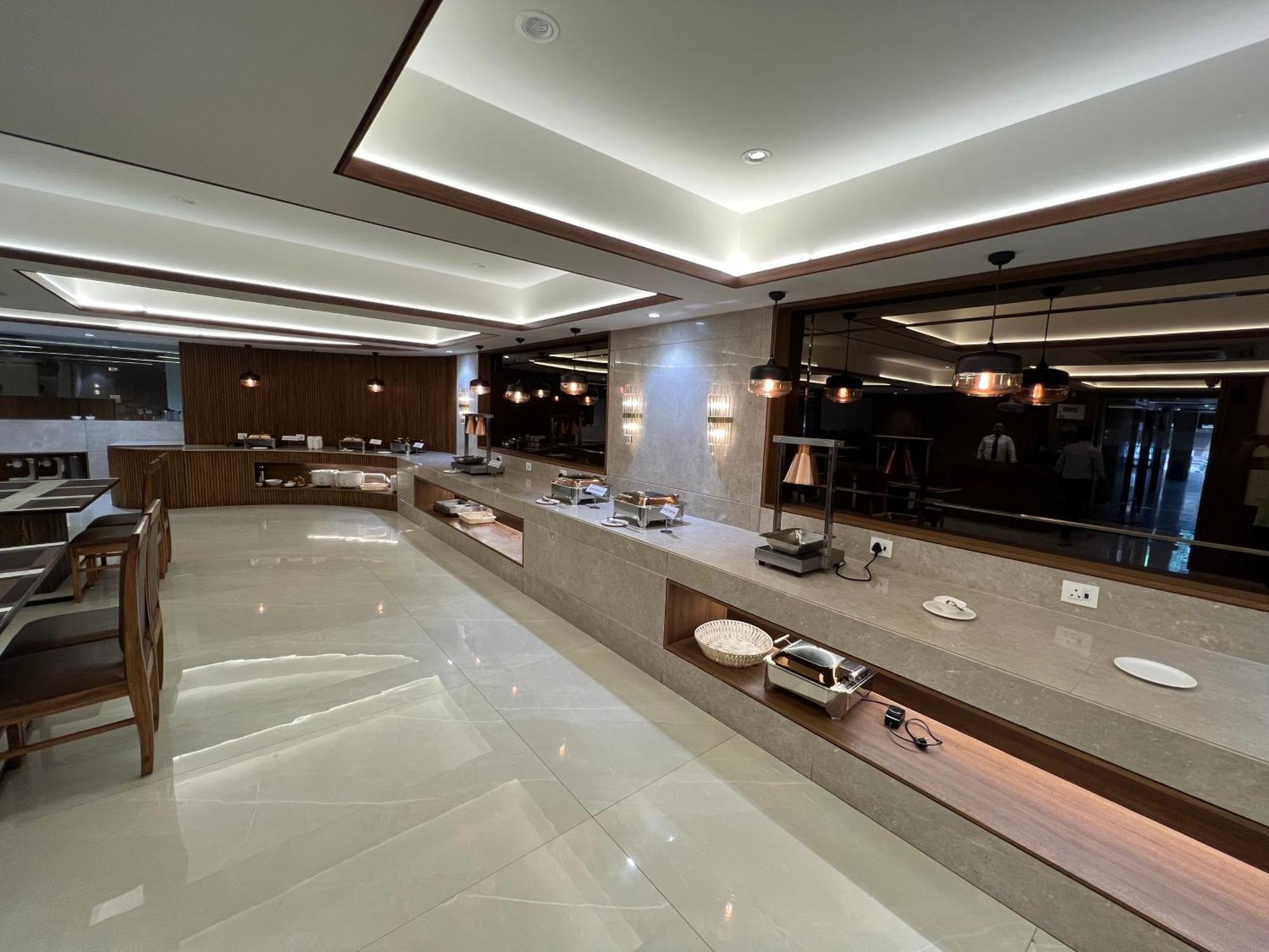 Hotel The Evergrand Palace Rajkot Bagian luar foto