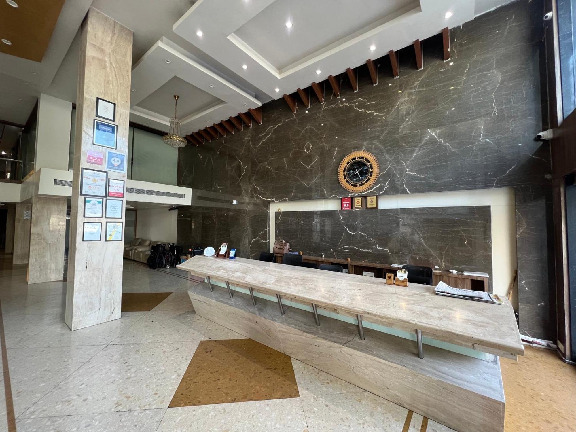 Hotel The Evergrand Palace Rajkot Bagian luar foto