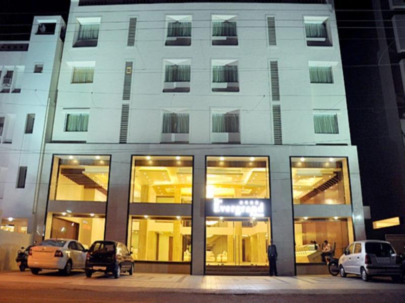 Hotel The Evergrand Palace Rajkot Bagian luar foto