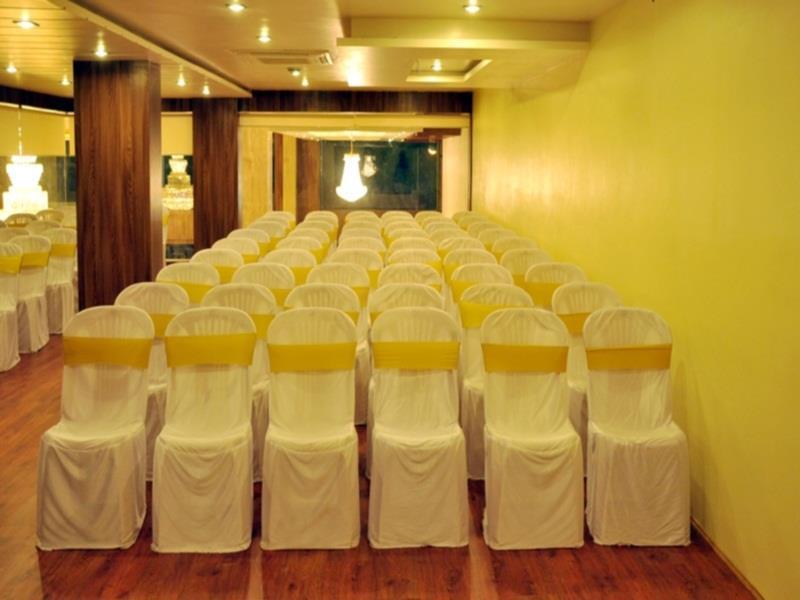 Hotel The Evergrand Palace Rajkot Bagian luar foto