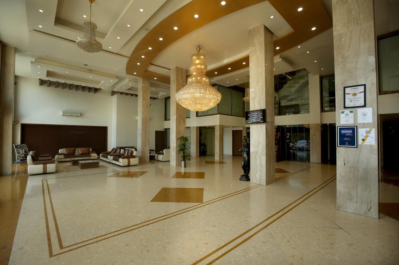 Hotel The Evergrand Palace Rajkot Bagian luar foto