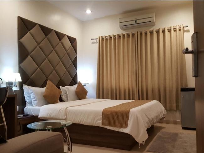 Hotel The Evergrand Palace Rajkot Bagian luar foto