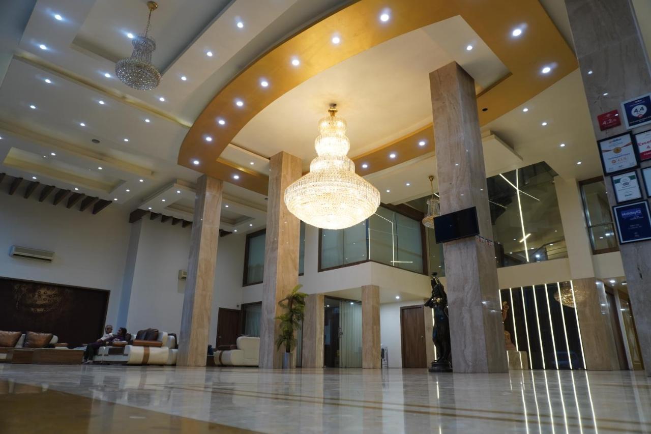 Hotel The Evergrand Palace Rajkot Bagian luar foto
