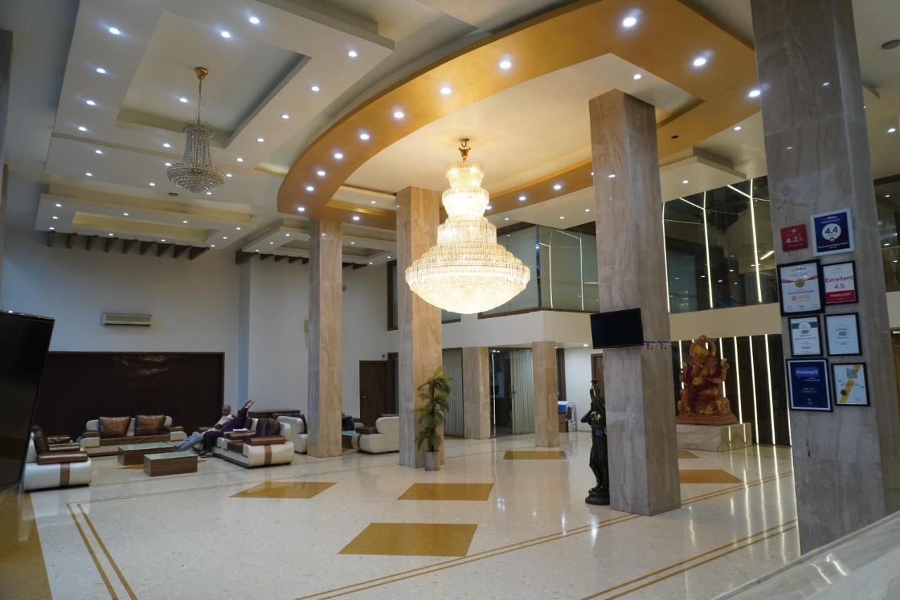 Hotel The Evergrand Palace Rajkot Bagian luar foto