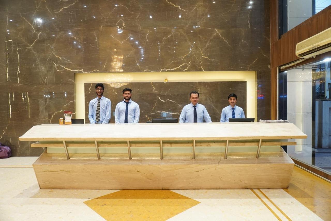 Hotel The Evergrand Palace Rajkot Bagian luar foto