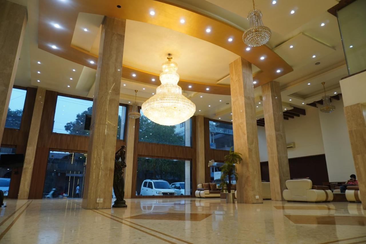 Hotel The Evergrand Palace Rajkot Bagian luar foto