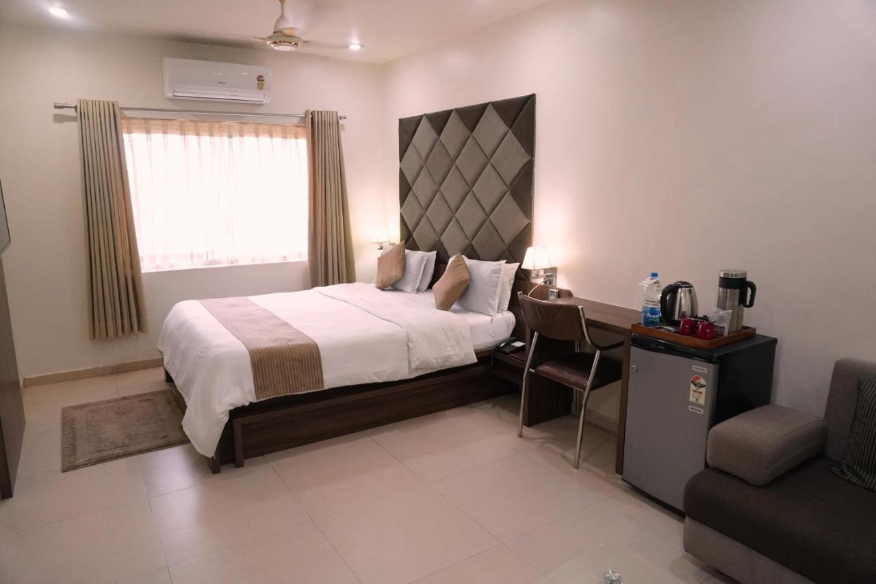 Hotel The Evergrand Palace Rajkot Bagian luar foto